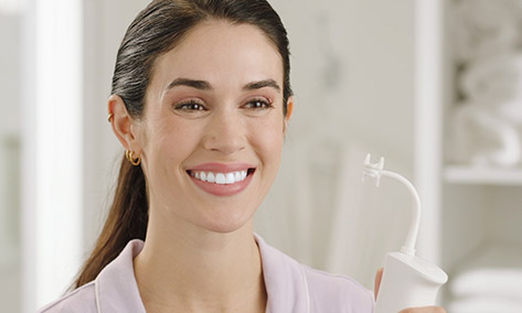 Niña mostrando su sonrisa en el espejo